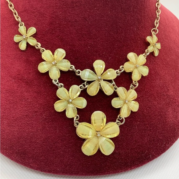 Fabulous Daisy Flower Bib Style Adjustable Necklace - Picture 2 of 6